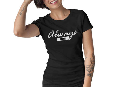 Frau mit Always High 420 T-Shirt in schwarz
